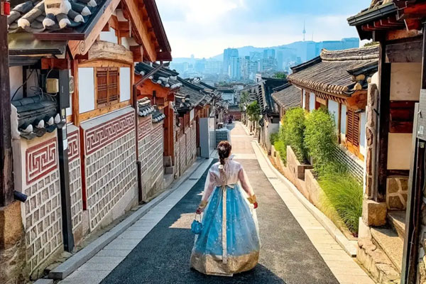Làng Hanok – làng nghề truyền thống được bảo tồn 600 năm, với ngõ hẻm, nhà hanok và mái chùa cổ